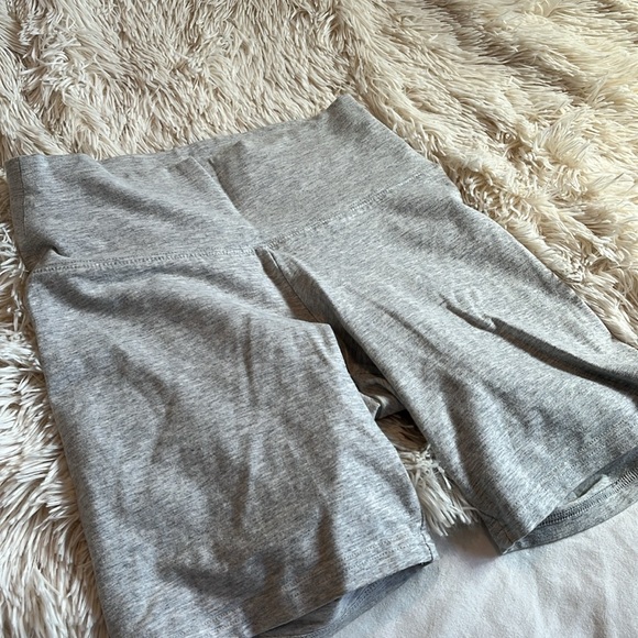 BRAND NEW TNA XS GREY BIKER SHORTS - Picture 4 of 4